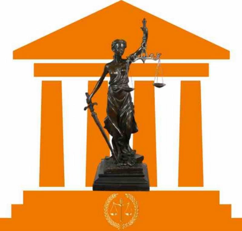 Détail du visage d’une statue justice bronze, symbolisant l’impartialité et la sagesse